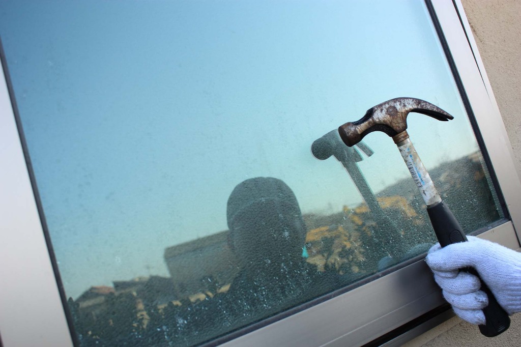 バットで５分叩き続けても、割れない