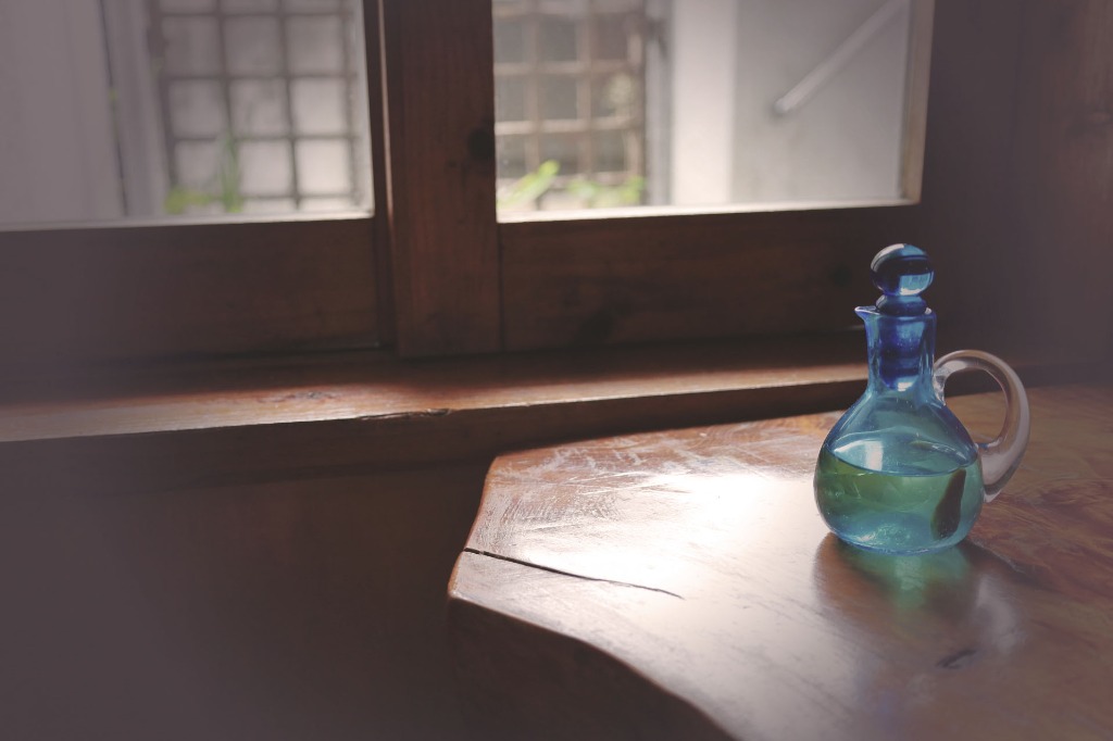 紫外線で貴重な家具が傷物になってしまった