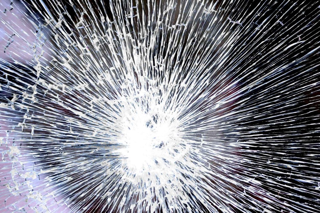 飛散したガラスで下半身不随